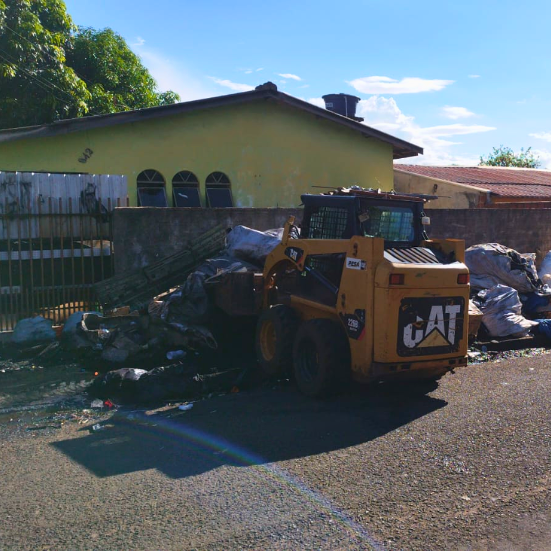 Prefeitura de Sarandi realiza limpeza após denúncia de descarte irregular no Jardim Itamaraty